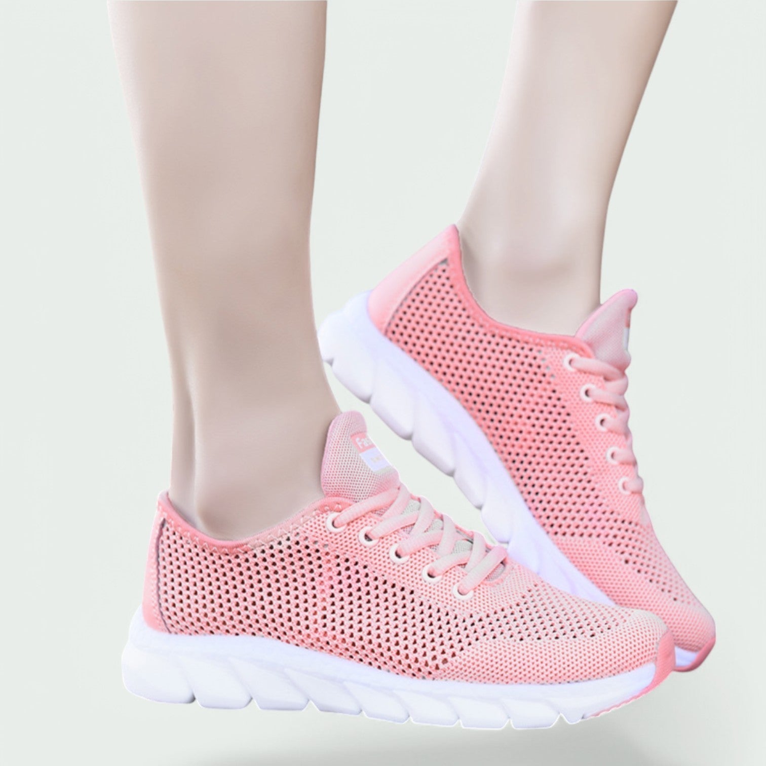 Hvite kvinners sneakers med moderne design, gir optimal komfort og støtte for lange dager.