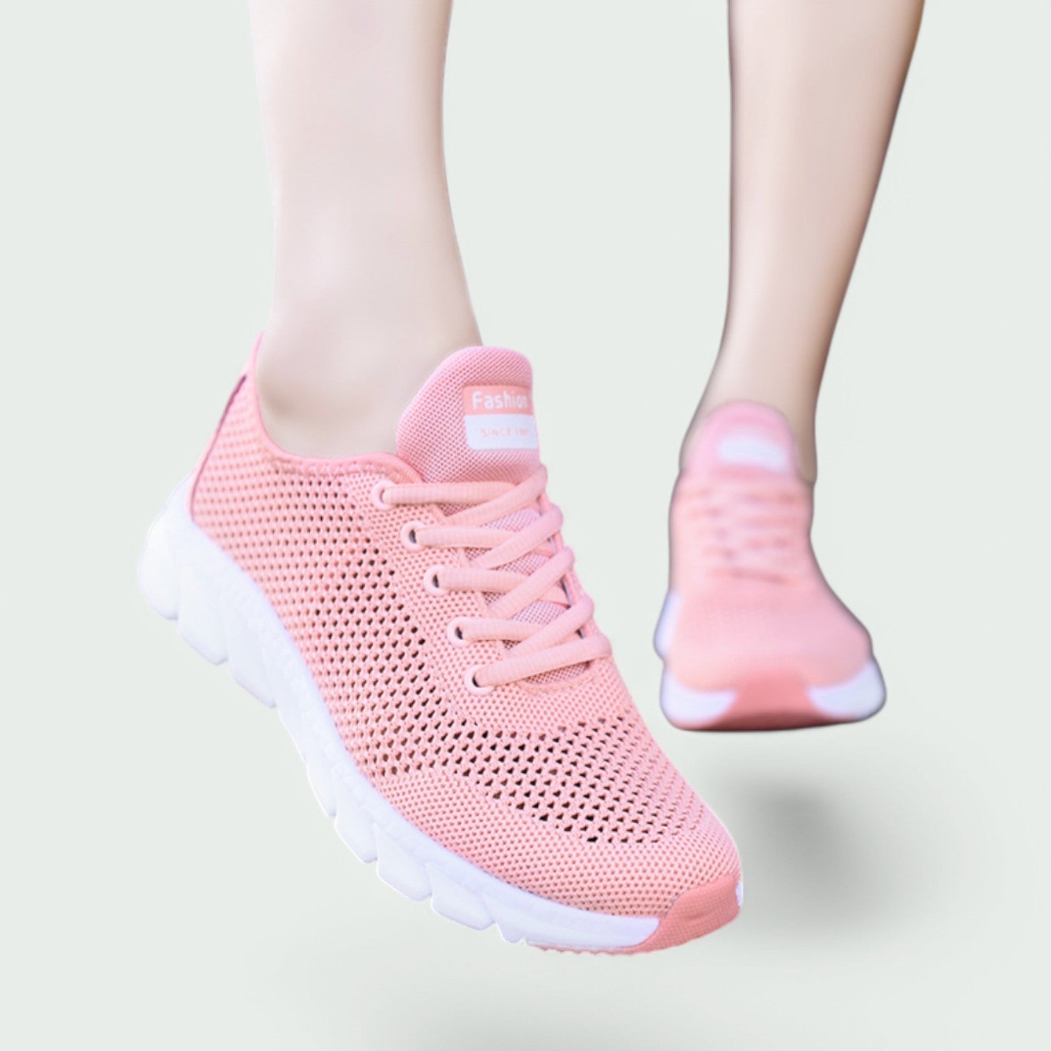 Sporty kvinners sneakers i svart/hvitt med god demping og støtte, ideelle som fritidssko.