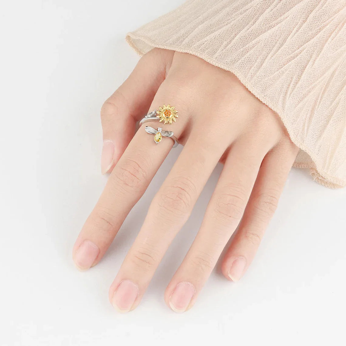 Gullsolsikke spinnerring på finger, designet for stressreduksjon og kvinner