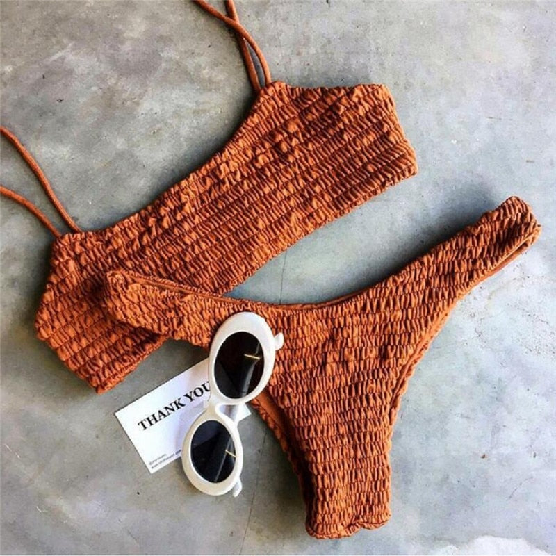 Detaljert bilde av plissert tekstur på kvinners push-up bikinitopp i svart farge.