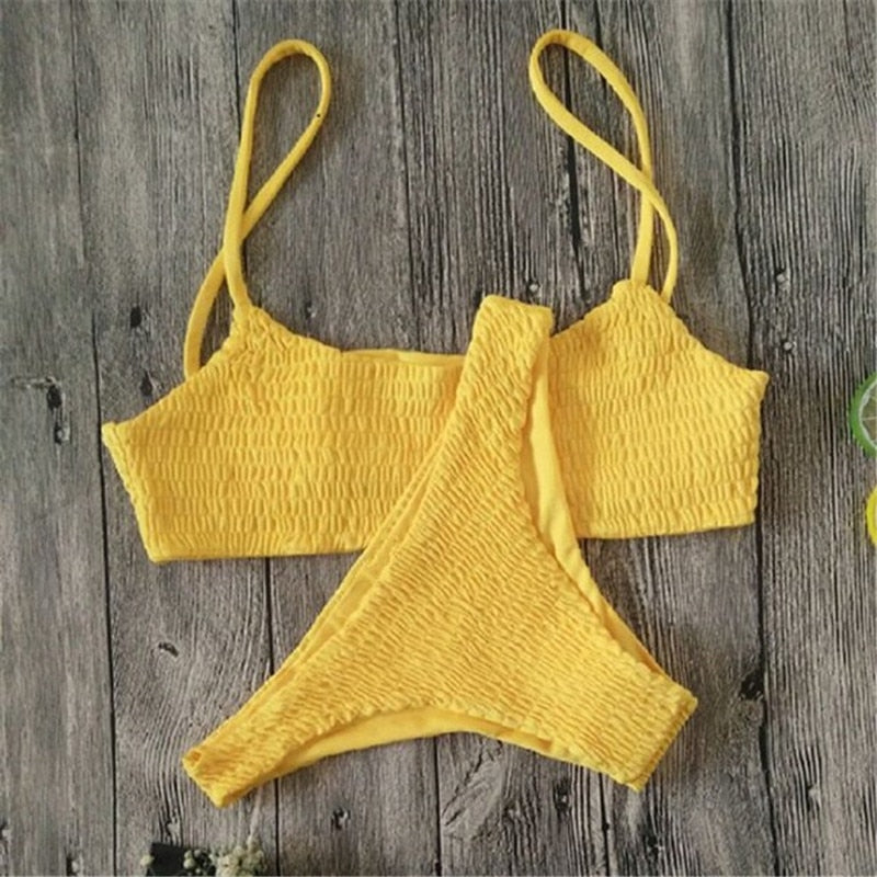 Kvinne iført stilig plissert push-up bikini sett, klar for sommer og strandmote.
