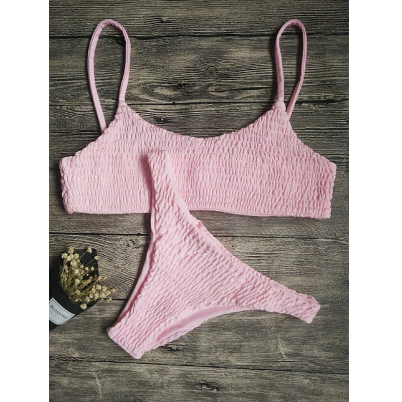 Kvinners badetøy: plissert push-up bikinitopp og lav midje underdel for en trendy look.