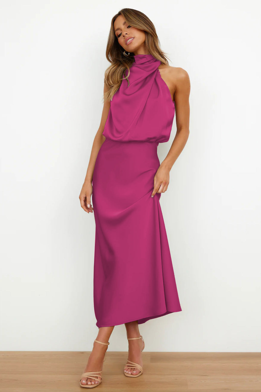 Stilren lang festkjole for kvinner med høy hals. En elegant formell kjole, ideell for fest og bryllup.