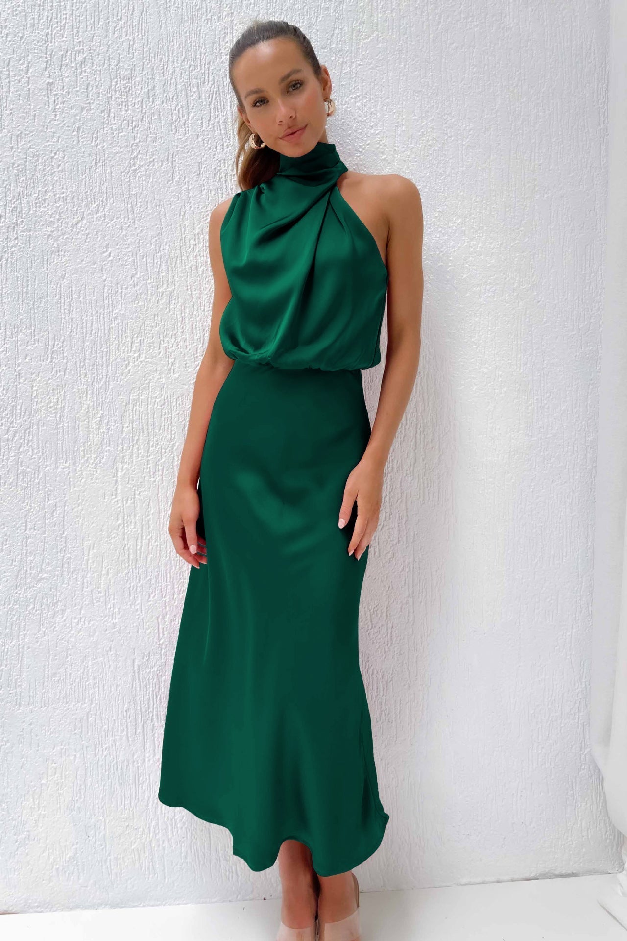 Elegant lang kjole for kvinner med klassisk høy hals, perfekt som selskapskjole og kveldsantrekk.