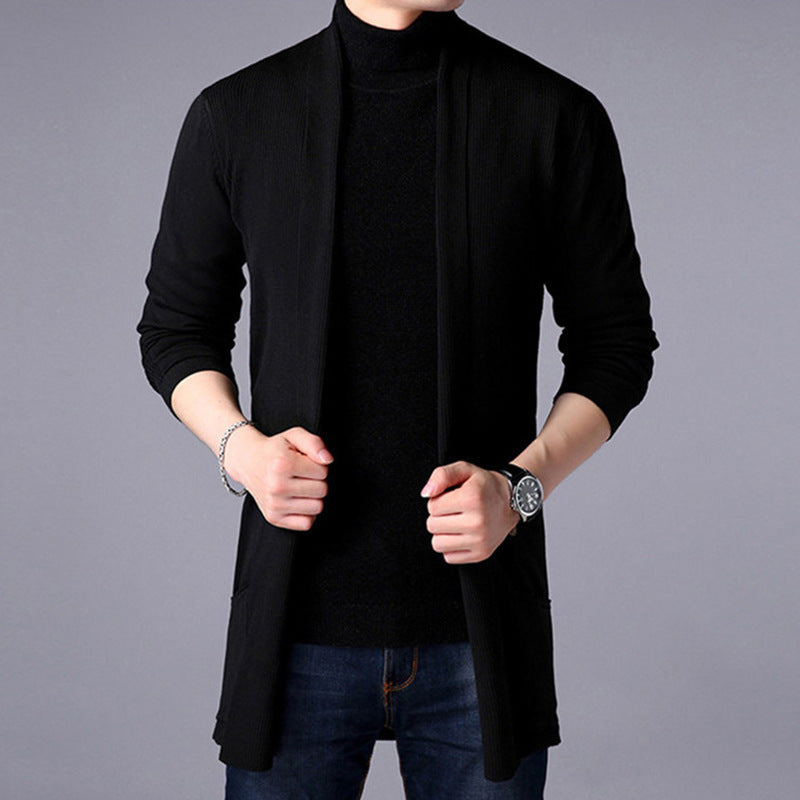 Stilfull lang herre cardigan med åpen front, ideell for lagdeling over skjorte eller genser. Komfortabel og varm.