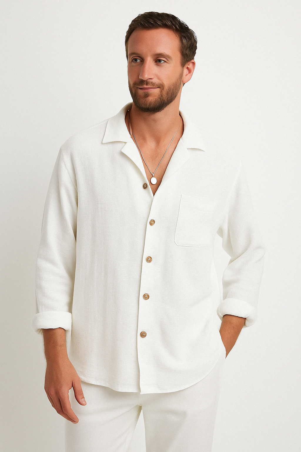 Allsidig langermet herreskjorte i hvit for vår, sommer og høst. Perfekt for casual look.