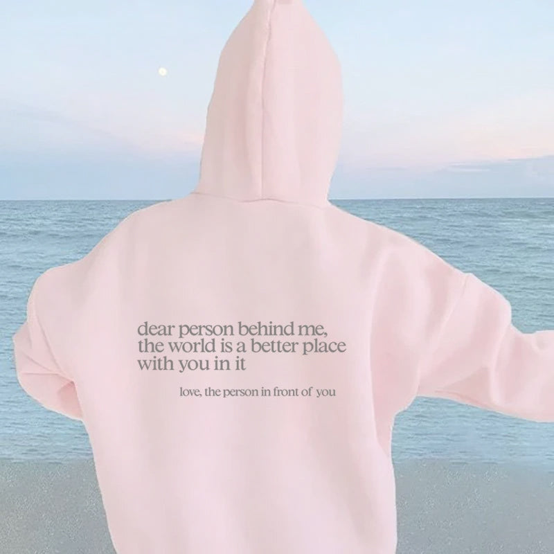 Langermet hettegenser med "Dear Person Behind Me" trykk, komfortabel i polyester, sprer positiv energi og stil.