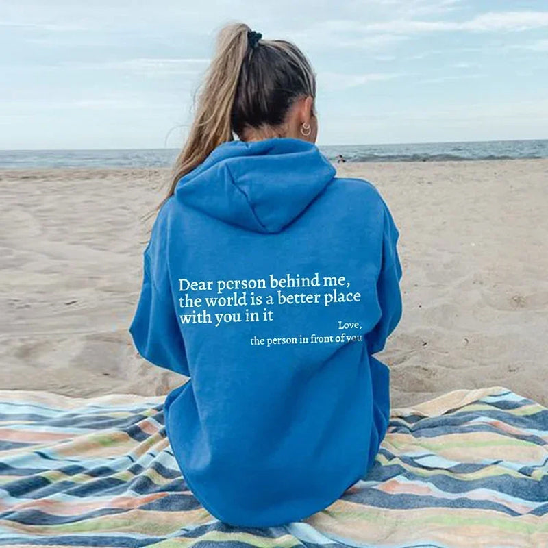 Langermet hettegenser med "Dear Person Behind Me" trykk, komfortabel i polyester, sprer positiv energi og stil.