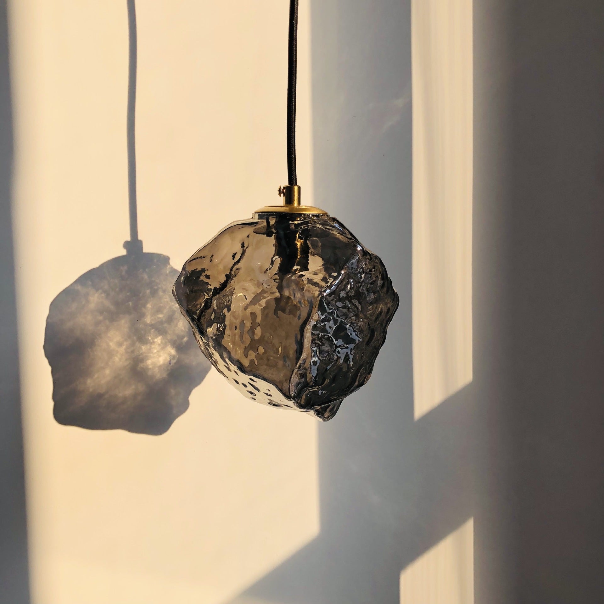 "Lava Glass pendellampe i postmoderne design, svevende form, kobber og glass for en moderne stue."