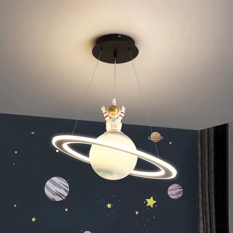 Barnelys: Energisparende LED hengelampe med sikkerhet og fantasifullt planetdesign.