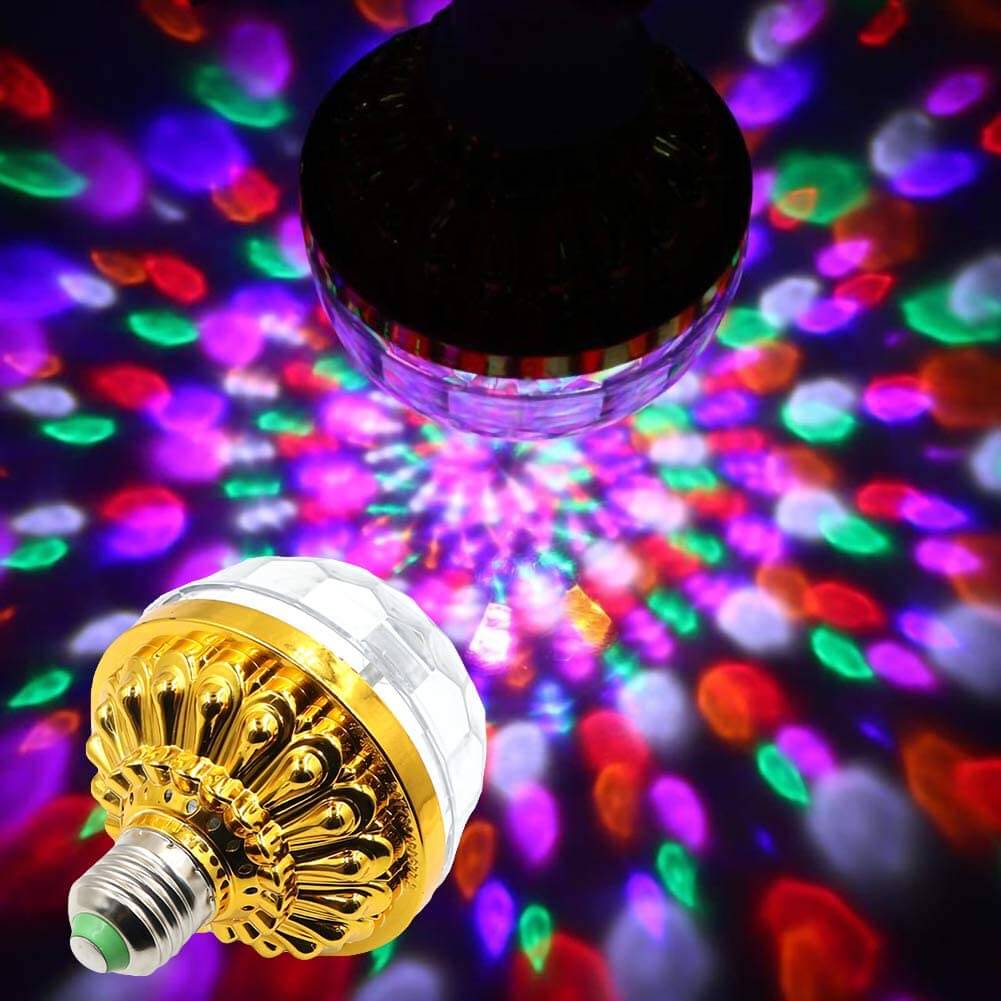Magisk LED partylampe i aksjon, skaper en dynamisk atmosfære med roterende fargede stråler