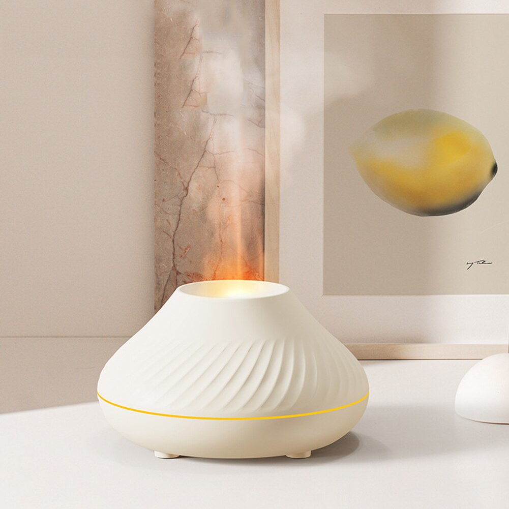 Kompakt LED luftfukter og aromaterapi diffuser med unik vulkanflammeeffekt for bedre luft og rolig stemning.
