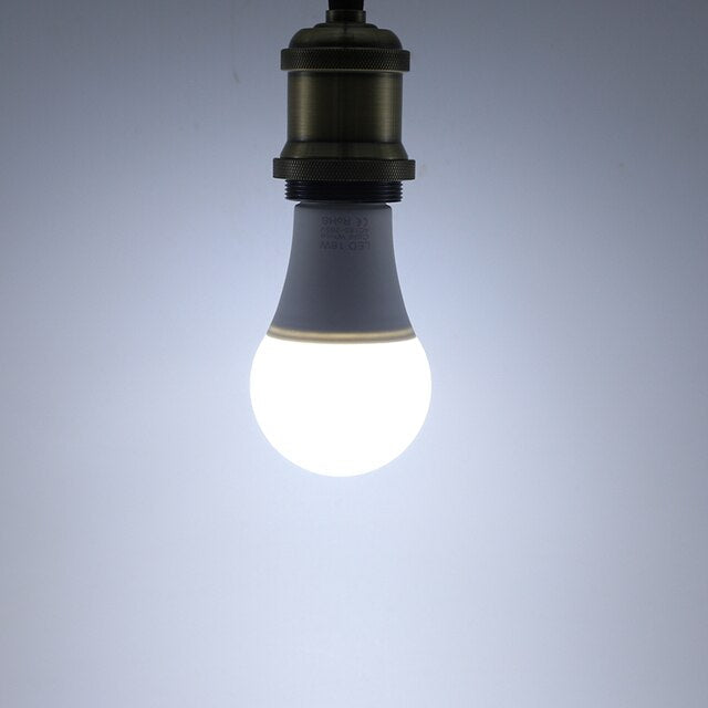Hvit LED nødlyspære med E27 sokkel. Perfekt som pålitelig lyskilde ved strømbrudd og hverdagsbelysning.
