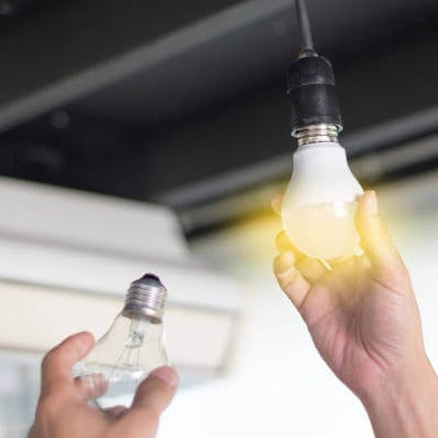 Nærbilde av hvit LED nødlyspære, viser E27 sokkel og det energieffektive designet for hjemmet.