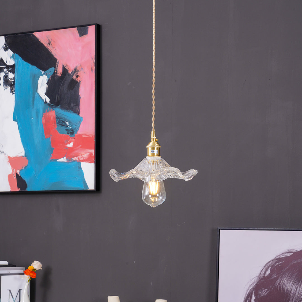 "LED pendellampe med elegant hibiskusdesign, unik glasskulptur, messingdetaljer, justerbar, perfekt for stilfull belysning."