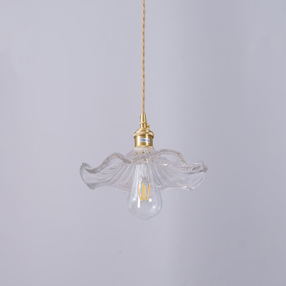 "LED pendellampe med elegant hibiskusdesign, unik glasskulptur, messingdetaljer, justerbar, perfekt for stilfull belysning."