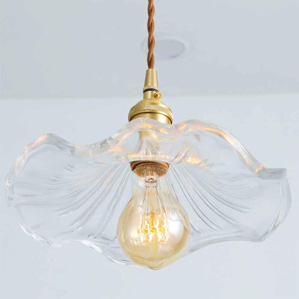 "LED pendellampe med elegant hibiskusdesign, unik glasskulptur, messingdetaljer, justerbar, perfekt for stilfull belysning."