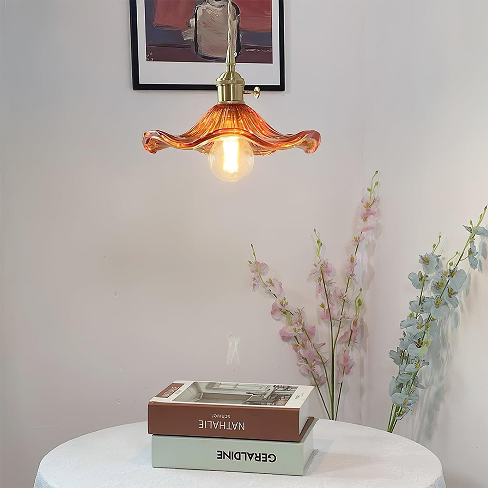 "LED pendellampe med elegant hibiskusdesign, unik glasskulptur, messingdetaljer, justerbar, perfekt for stilfull belysning."