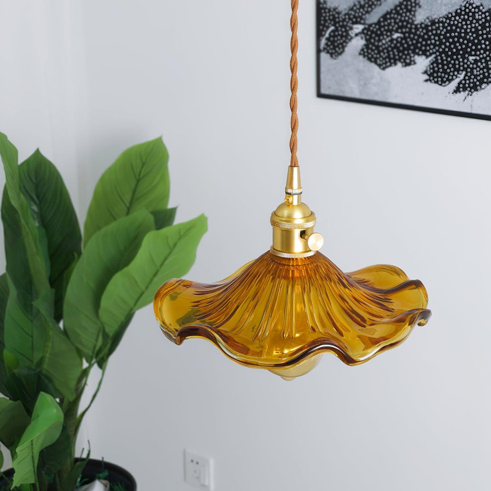 "LED pendellampe med elegant hibiskusdesign, unik glasskulptur, messingdetaljer, justerbar, perfekt for stilfull belysning."