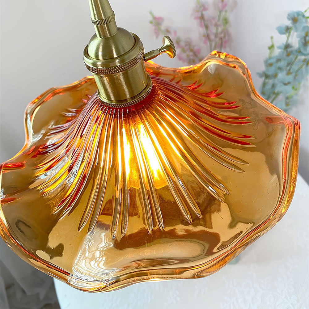 "LED pendellampe med elegant hibiskusdesign, unik glasskulptur, messingdetaljer, justerbar, perfekt for stilfull belysning."