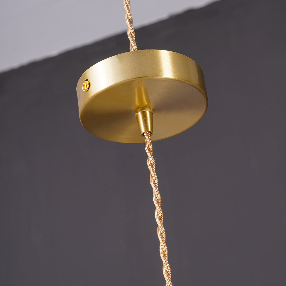 "LED pendellampe med elegant hibiskusdesign, unik glasskulptur, messingdetaljer, justerbar, perfekt for stilfull belysning."