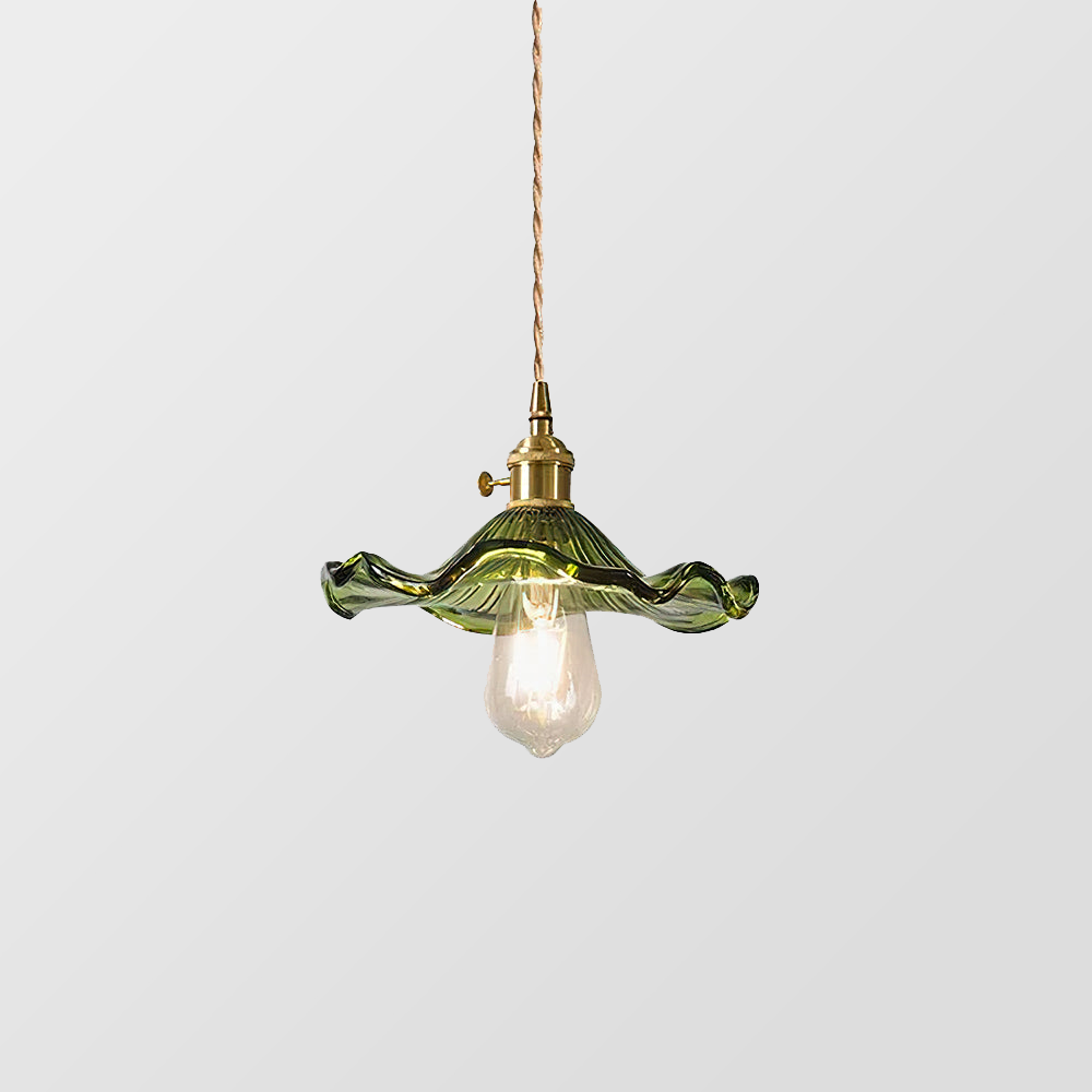 "LED pendellampe med elegant hibiskusdesign, unik glasskulptur, messingdetaljer, justerbar, perfekt for stilfull belysning."