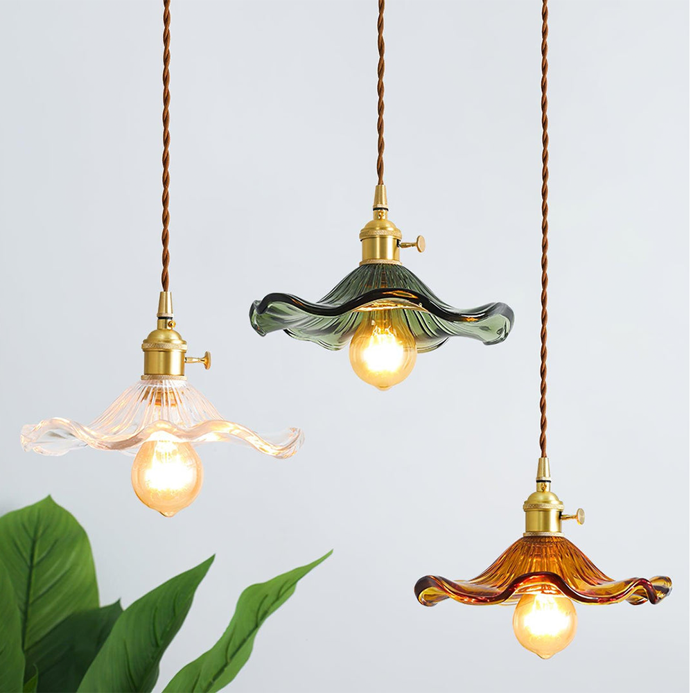 "LED pendellampe med elegant hibiskusdesign, unik glasskulptur, messingdetaljer, justerbar, perfekt for stilfull belysning."