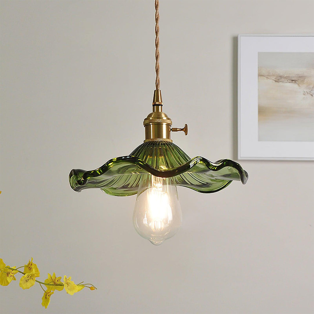 "LED pendellampe med elegant hibiskusdesign, unik glasskulptur, messingdetaljer, justerbar, perfekt for stilfull belysning."