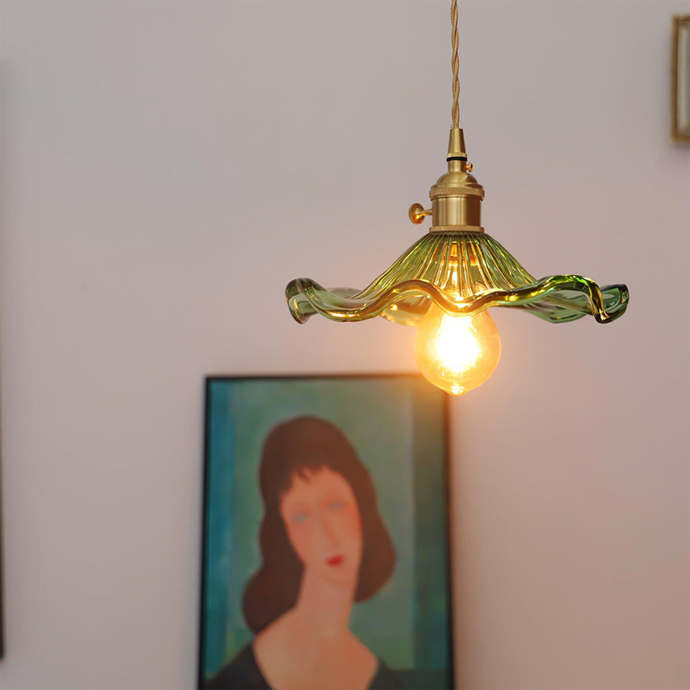 "LED pendellampe med elegant hibiskusdesign, unik glasskulptur, messingdetaljer, justerbar, perfekt for stilfull belysning."