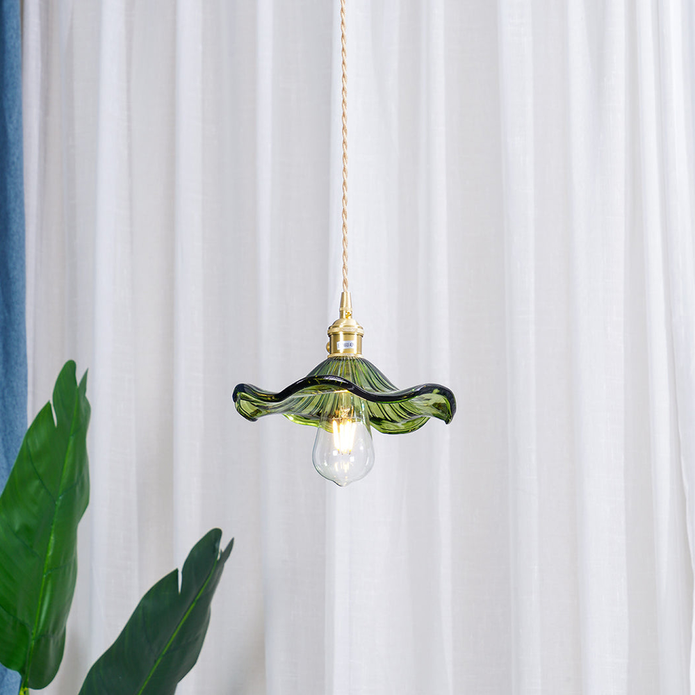 "LED pendellampe med elegant hibiskusdesign, unik glasskulptur, messingdetaljer, justerbar, perfekt for stilfull belysning."