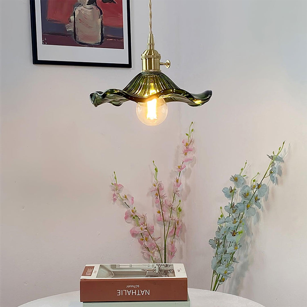 "LED pendellampe med elegant hibiskusdesign, unik glasskulptur, messingdetaljer, justerbar, perfekt for stilfull belysning."