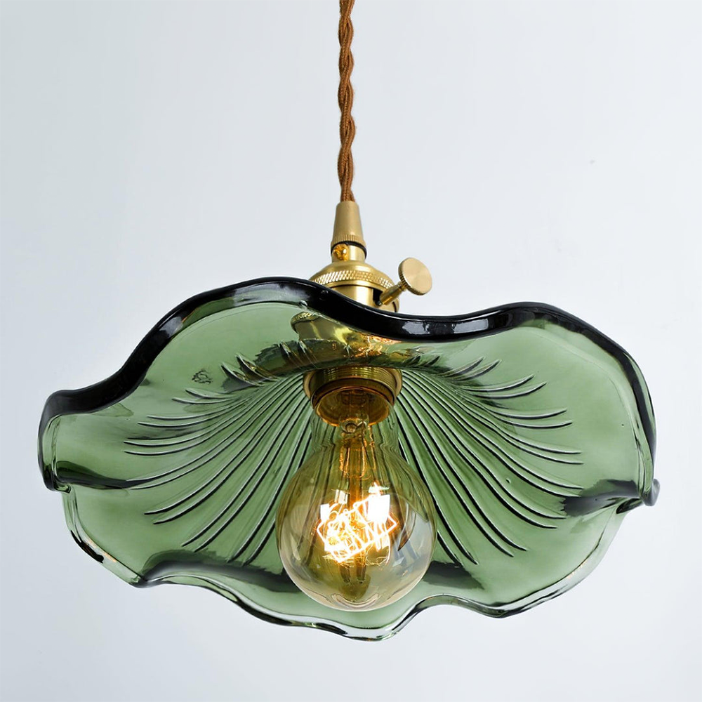 "LED pendellampe med elegant hibiskusdesign, unik glasskulptur, messingdetaljer, justerbar, perfekt for stilfull belysning."