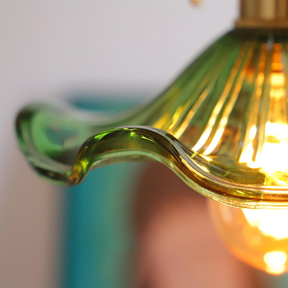 "LED pendellampe med elegant hibiskusdesign, unik glasskulptur, messingdetaljer, justerbar, perfekt for stilfull belysning."