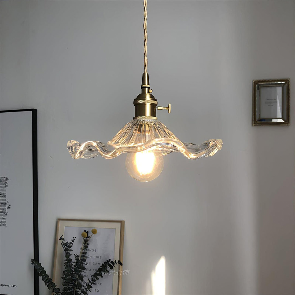 "LED pendellampe med elegant hibiskusdesign, unik glasskulptur, messingdetaljer, justerbar, perfekt for stilfull belysning."