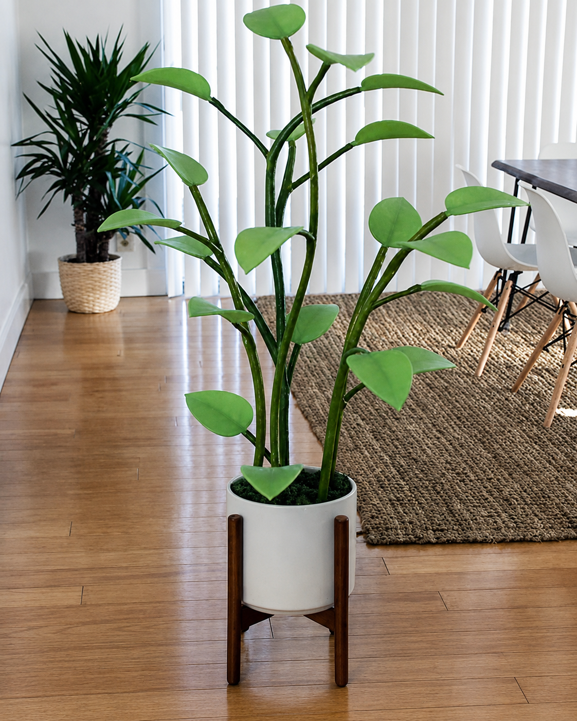 Smart LED stuelampe i planteform. Energieffektivt ambient lys for moderne interiørdesign.