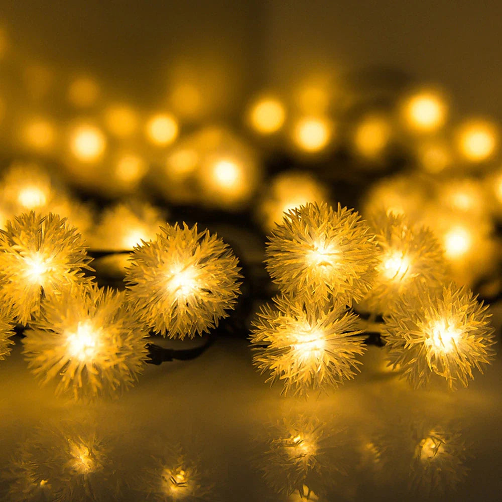 Nærbilde av glødende LED løvetann solcelle strenglys. Detaljerte blomster for hagedekor.