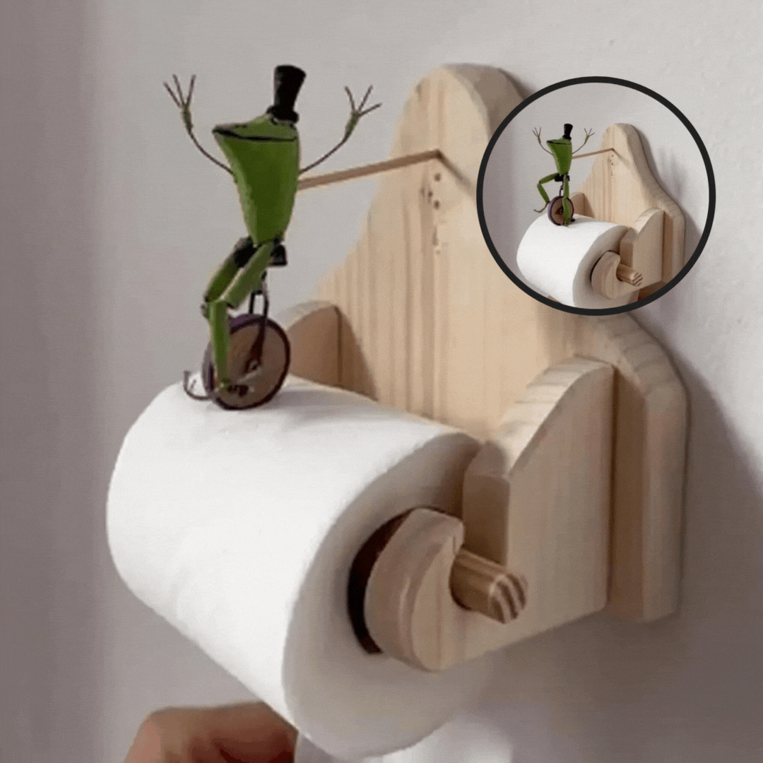 Miljøvennlig toalettpapirholder i tre, med en sjarmerende frosk på sykkel. Funksjonell baderomsinnredning.