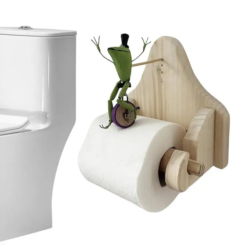Dekorativ toalettpapirholder med morsom frosk på sykkel. Gir badet et unikt og lekent preg. Baderomsinnredning.