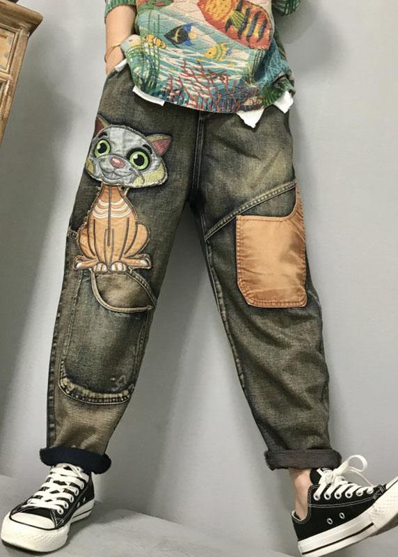 Kvinners lekne harem jeans med detaljert kattbroderi. Stilige og komfortable casual jeans for enhver anledning.