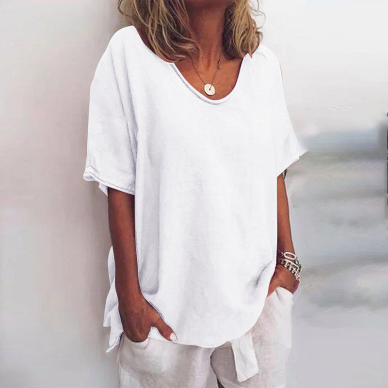 Modell viser elegant V-hals damebluse med korte ermer. Allsidig løs passform for hverdags og sommer.