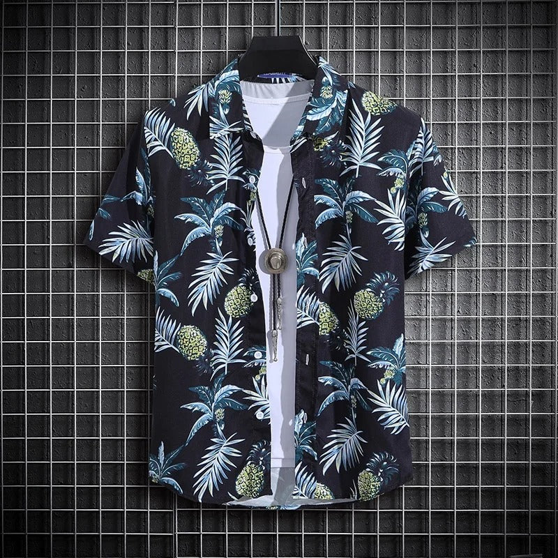 Herre strandskjorte i lett stoff med maritimt print. Kortermet sommerstil for menn, casual og komfortabel.