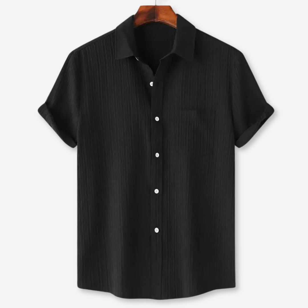 Komfortabel herreskjorte i lett materiale, perfekt for varme sommerdager. Pustende og krøllete stil.