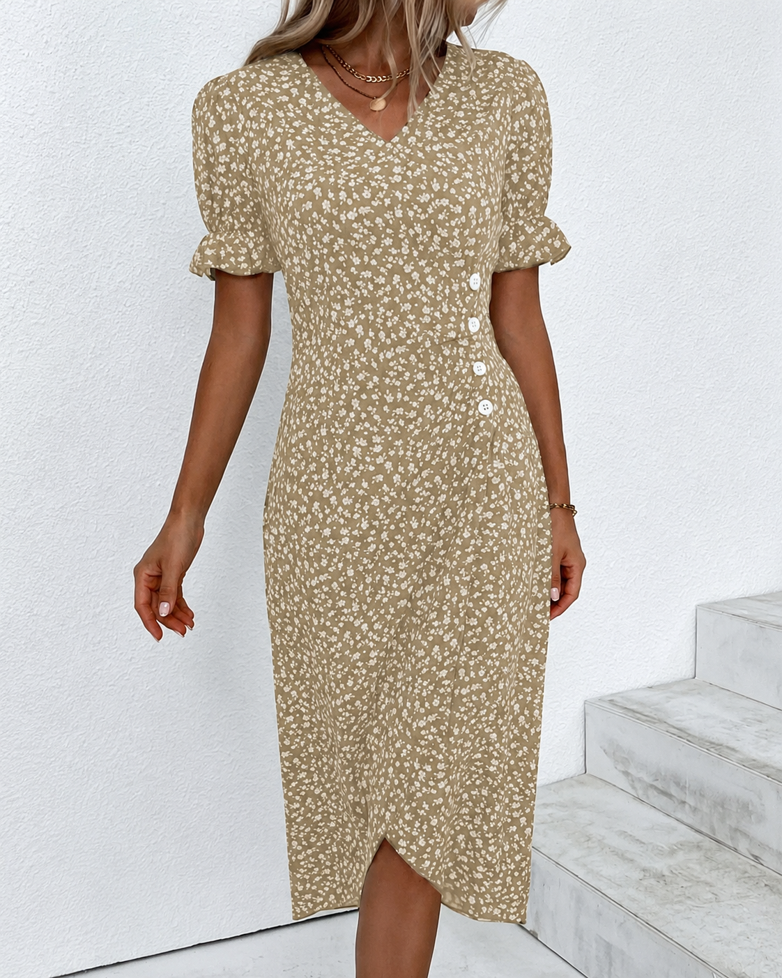 Stilfull hagefest kjole, en lett sommerkjole for dame med et feminint og flatterende design.