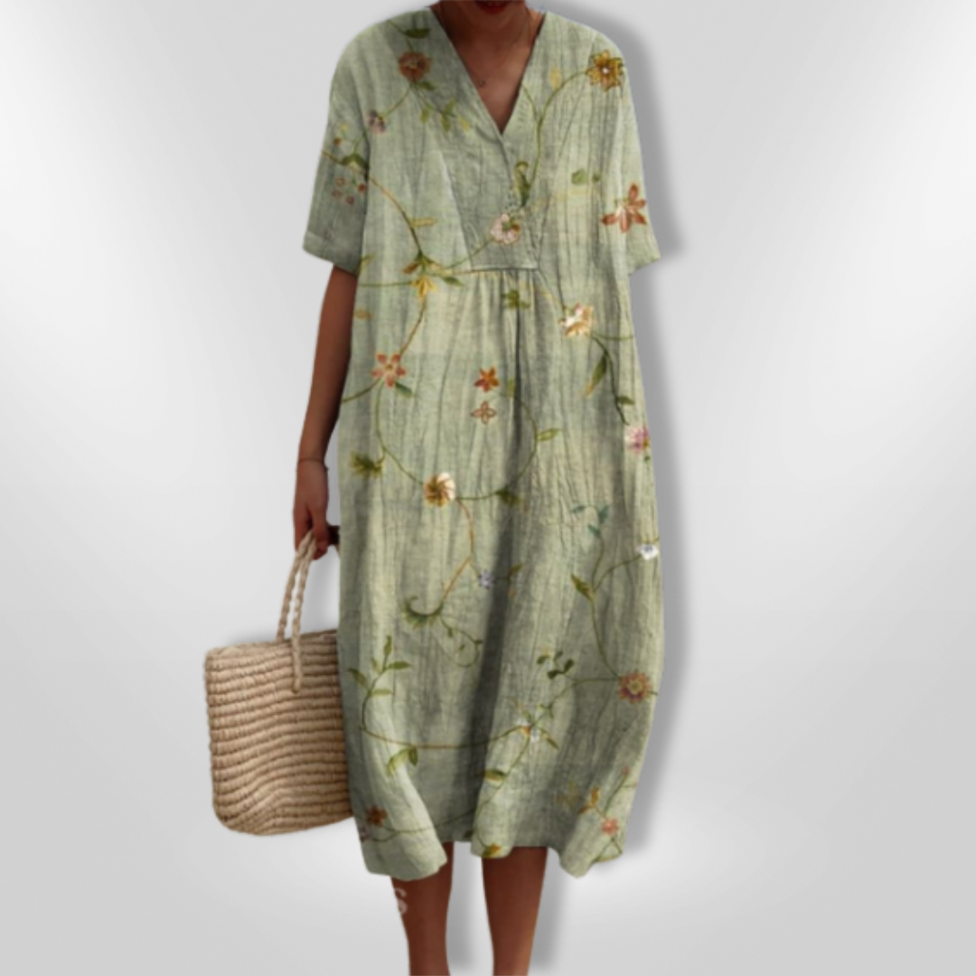 Lett sommerkjole i floralt mønster med V-hals, ideell for ferie og varme anledninger. Løs passform.