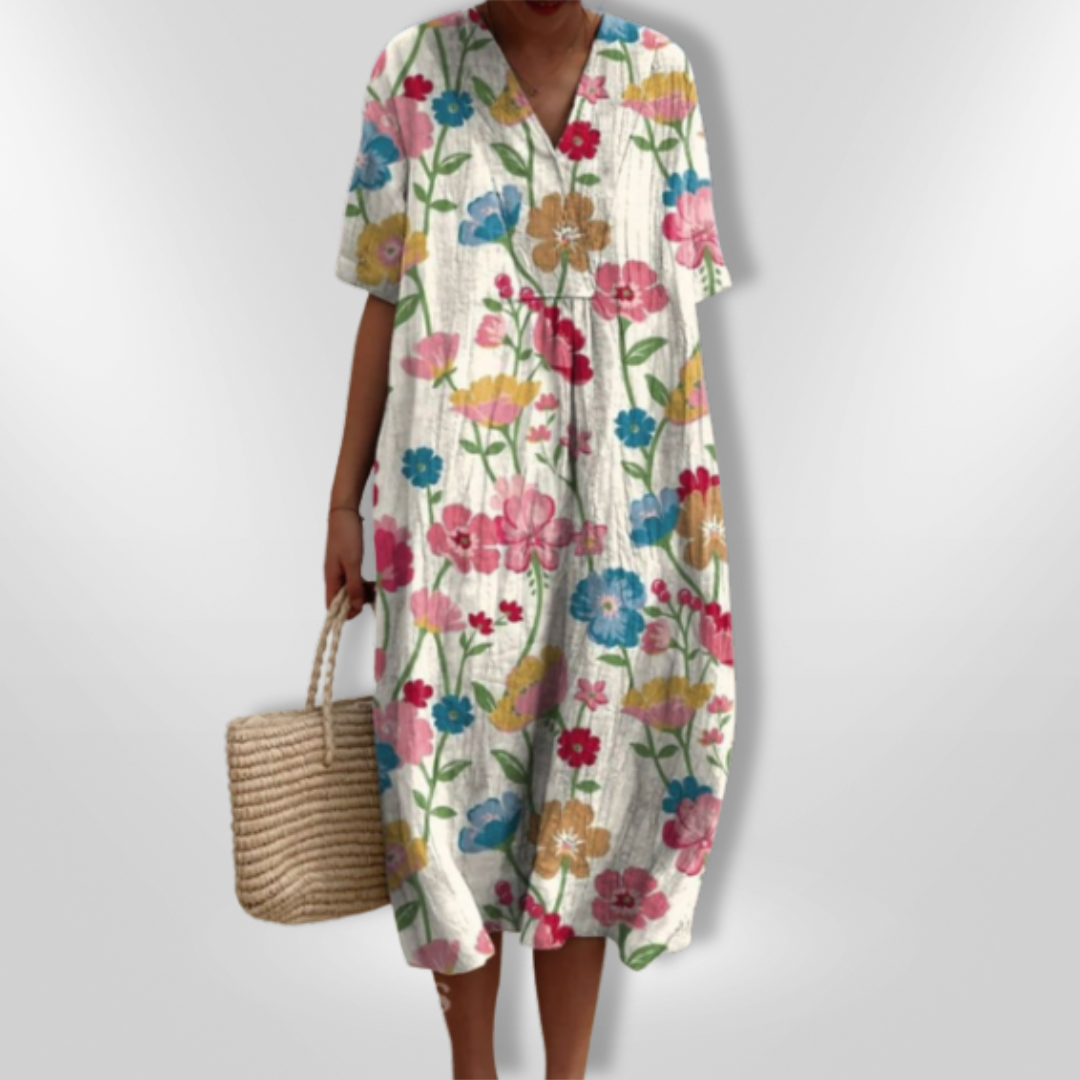 Sommerkjole med friskt blomstertrykk og V-hals, perfekt for en lett og luftig sommerstil.