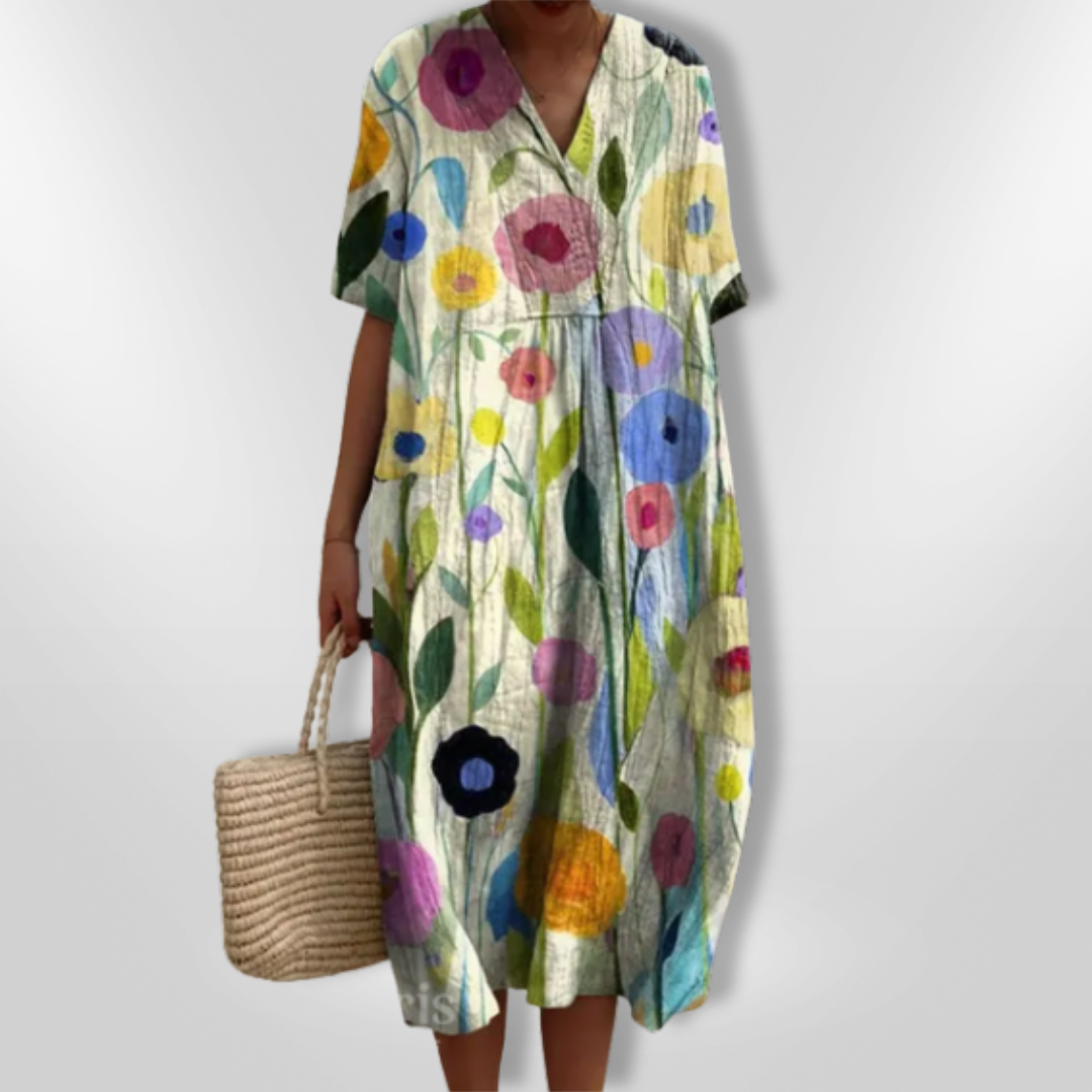 Lett sommerkjole med blomstertrykk, V-hals og feminin design, flott for stranden eller byliv. Feriekjole.