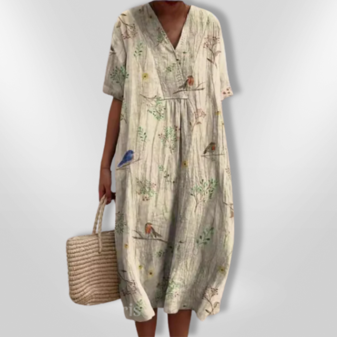 Komfortabel damekjole med sommermønster og V-hals, en lett og luftig kjole for varme dager.