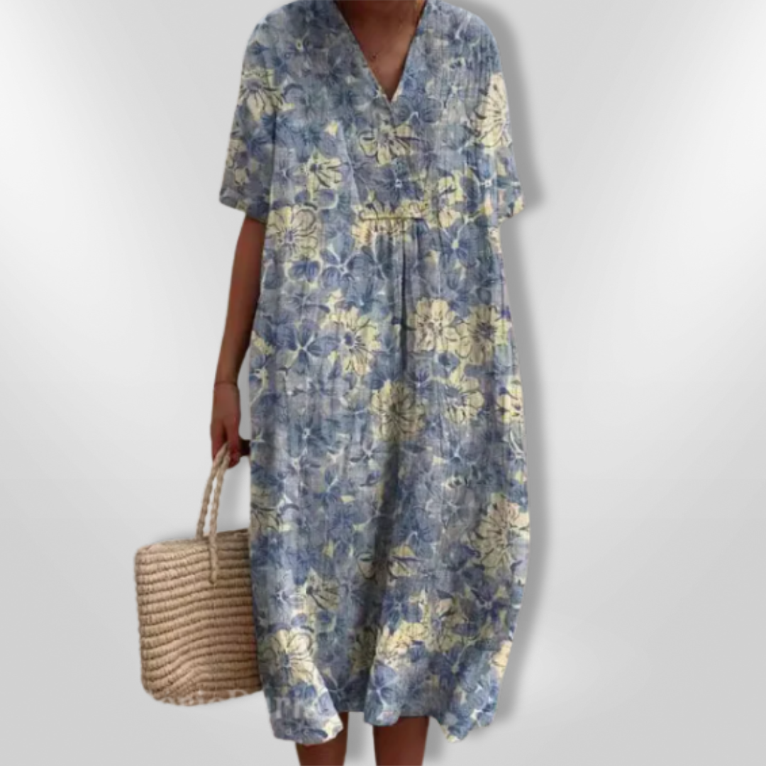 Mønstret sommerkjole i løs passform med blomster og V-hals, perfekt for en casual og elegant look.