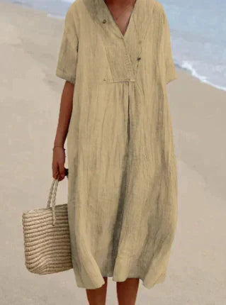 Lett sommerkjole i linblanding med V-hals og knelang lengde for en feminin, elegant og komfortabel stil. Perfekt til varme da