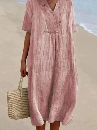 Lett sommerkjole i linblanding med V-hals og knelang lengde for en feminin, elegant og komfortabel stil. Perfekt til varme da